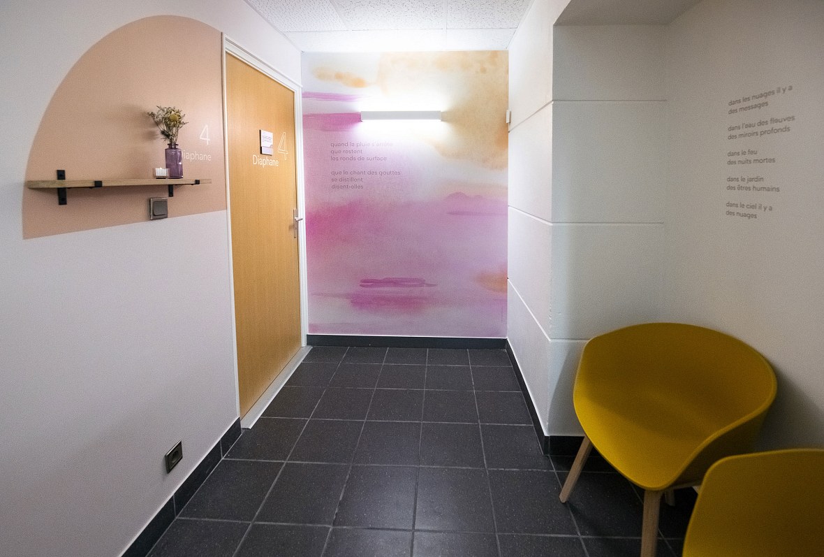 Œuvres originales © Nathalie Papeil et © Patrice Lumeau- Chambre mortuaire du CHU d’Angers, 2023 / Photographie © Catherine Rouger-Jouannet, CHU d’Angers, 2023